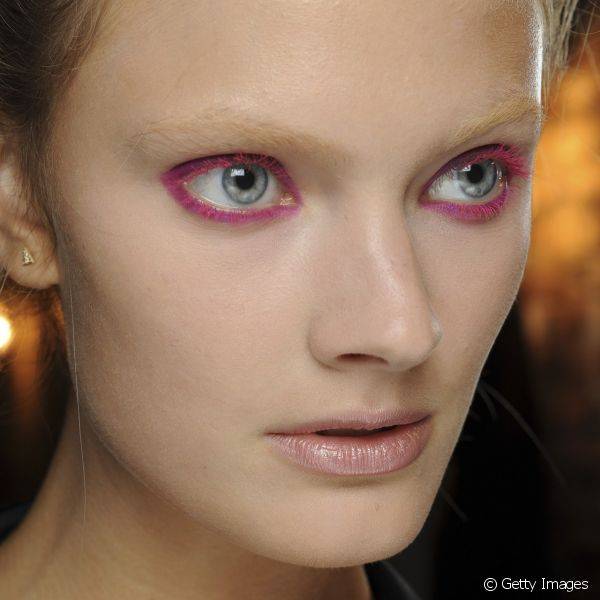 Máscara de cílios em rosa intenso é excelente opção para as ousadas que adoram uma make bem moderna